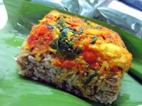 Kalau suka olahan ikan berempah, Nasi Merah Tuna Asap Rica patut dicoba. Racikannya terdiri dari nasi merah, potongan tuna asap dengan sambal merah, dan daun kemangi yang wangi. Gurih pedas!