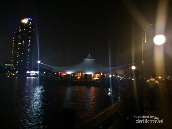 Menikmati Malam Di Pantai Ancol Menikmati Malam Di Pantai Ancol