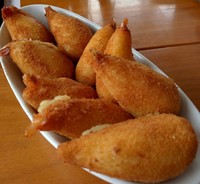 Di area favela atau pemukiman kumuh Rio de Janeiro, Brasil, ada tempat makan yang rupanya jadi favorit warga setempat serta turis. Namanya Bar do David. Salah satu makanan favorit di sana adalah croquetes (Ken Yunita/detikTravel)