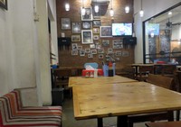 Berada di kawasan Melawai, rumah makan bernama Restoran Dapur Mamih Sateku ramai dikunjungi para pecinta sate.