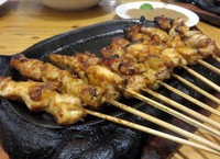 Sate ayam tanpa selipan kulit terasa gurih dan enak dicocol dengan bumbu kacang plus perasan jeruk limau segar.