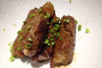 Bagi penyuka daging, ada menu Beef Enoki Mushroom Roll dan Beef Cheese Roll. Keduanya sama-sama berupa daging tipis kecil bercitarasa mirip saus teriyaki diisi jamur enoki atau cream cheese. Rasanya sama-sama sedap!