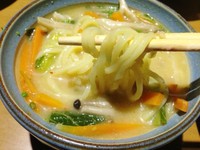Pirikara Miso Ramen yang disajikan dalam mangkuk mini. Berisi sayuran seperti sawi hijau, irisan wortel, jamur shimeji dan daun bawang. Mie lembut dan rasa kuahnya gurih miso dengan sensasi pedas cabai rawit.