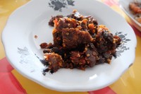Paru dengan baluran sambal pedas memiliki rasa yang mantap. Tekstur parunya renyah dan pedas sangat enak disantap dengan seporsi nasi hangat.