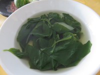Sayur bayam berkuah bening bisa disantap untuk menyeimbangkan rasa pedas.