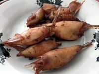 Cumi yang empuk dengan rasa asin bisa jadi pelengkap makan kali ini.