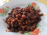 Sayur komak merupakan sayur yang dibuat dari kacang beras atau kacang tolo yang ditumis dengan bumbu balado.