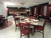 Palalada berlokasi di lantai 3 Grand Indonesia, tepatnya di dalam Alun Alun. Interior modern dan minimalis begitu terasa di restoran dengan dominasi merah marun ini.