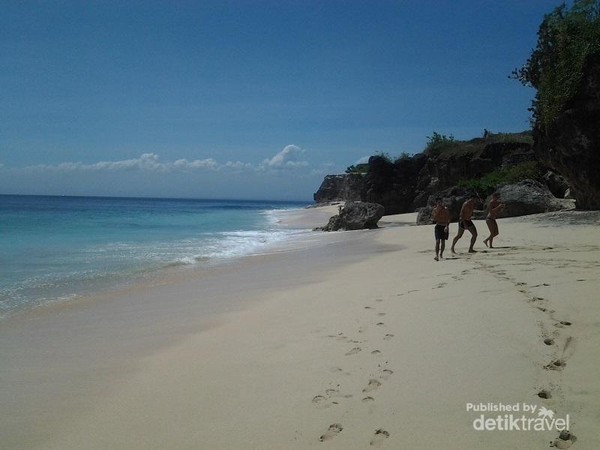 Pantai Dreamland Di Bali Yang Tak Pernah Membosankan