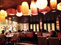Roemah Rempah berada di Plaza Senayan. Restoran didesain dengan dominasi warna cokelat tua. Kesan mewah cukup terlihat dari furnitur dan hiasan restoran.