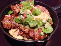 Wagyu Java Tamarind disajikan memakai pan hitam. Empat iris daging wagyu empuk diberi taburan sambal dabu-dabu royal dan salad mangga. Pelengkap sajian berupa keripik kentang dan terung panggang.