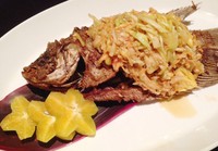 Ikan Gurame Goreng Bumbu Rujak punya tekstur ikan goreng yang gurih lembut. Bumbunya memang benar-benar seperti rujak serut yang pedas segar. Ada irisan mangga, nanas, ubi, hingga kedongdong dengan bumbu kacang kental.