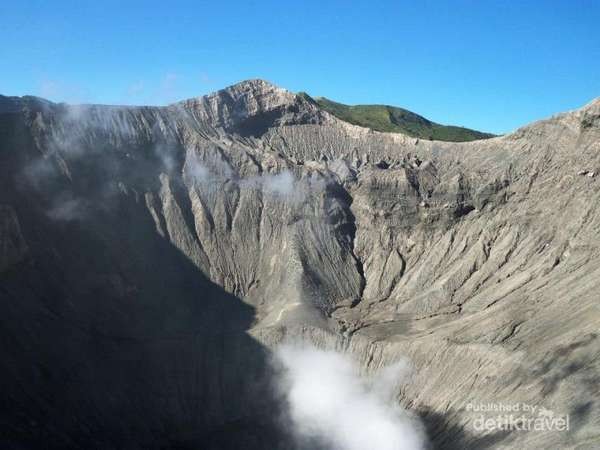 Demi Keamanan, Bibir Kawah Bromo Dipasang Police Line & Pagar Bambu