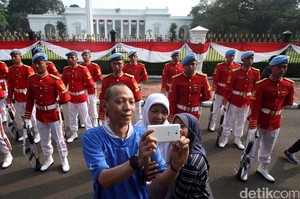 Istana Punya Atraksi Pergantian Penjaga, Traveler Sambut Positif