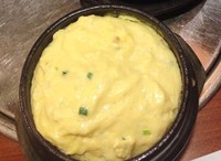 Gyeran Jjim termasuk salah satu jenis banchan (makanan pendamping). Telur kukus yang dimasak bersama daun bawang bertekstur lunak bagai custard. Rasanya gurih creamy dengan kelembutan yang membelai lidah.