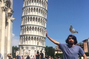 Traveler Ini Minta Foto Liburannya Diedit, Hasilnya Malah Bikin Tertawa
