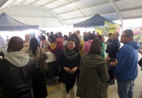 Antrian panjang terlihat pada stand kuliner Indonesia. Rata-rata orang banyak yang memesan sate serta nasi goreng.