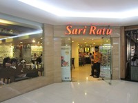 Pencinta masakan Minang​ di Jakarta​ pasti sudah tak asing dengan Resto Sari Ratu. Berdiri sejak 32 tahun lalu, resto ini bisa ditemui di Plaza Indonesia, Pondok Indah Mall, Plaza Senayan, dan Mall Taman Anggrek.