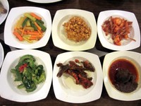 Sekitar 14 jenis menu langsung disajikan di atas meja tamu. Termasuk acar sayur, tumis pare, perkedel jagung, dendeng balado, sambal goreng kentang dan teri, rendang, udang goreng, ayam goreng, ayam bakar, ayam gulai, kikil, telur balado, dan sayur singkong.