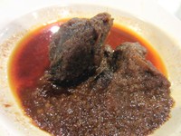 Potongan rendang lumayan besar dengan warna cokelat legam. Dagingnya empuk dan bumbunya gurih sedikit pekat. Enak disantap dengan nasi hangat!