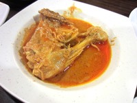 Kalau suka ayam, Anda bisa mencicip ayam gulai yang lembut dan empuk di sini.