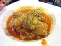 Gulai tunjang atau kikil racikan Sari Ratu terasanya kenyal enak. Kuah gulainya terasa gurih berempah. Lamaknyo!