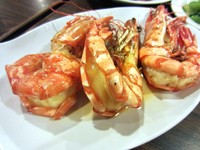 Udang goreng jumbo berwarna merah cantik begitu menarik perhatian. Udang windu ini digoreng dalam waktu pas sehingga dagingnya terasa kenyal manis.