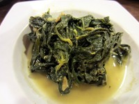 Tak lengkap rasanya makan sajian Minang tanpa sayur singkong dan sambal ​lado mudo. Kuah sayur singkongnya terasa gurih, sementara sambal ijonya pedas enak.