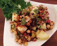 Aloo Channa Chat bisa dikatakan salad kentang khas India. Ada paduan chickpea, potongan kentang, daun ketumbar, bawang bombay dan tomat. Pelengkapnya tamarind chutney yang manis dan mint chutney creamy segar.
