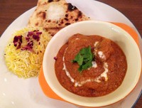 Menu utama berupa Butter Chicken Masala. Ayam bakar diberi saus kemerahan sedap dari mentega, tomat, kacang mete dan bawang bombay. Sajian dapat dinikmati bersama nasi dari beras basmati bertabur kelopak mawar atau roti naan gurih.