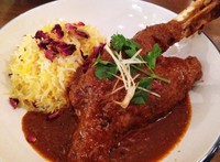 Bagi penyuka domba, dapat mencoba Lamb Shank Roganjosh. Daging domba sangat empuk dan tidak berbau karena sudah dimarinasi semalaman. Kuahnya berbumbu rempah pekat dengan rasa pedas menyengat.