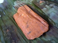 Otah jadi pendamping laksa yang enak. Otak-otak khas Singapura ini dibuat dari ikan dengan bumbu lengkuas, daun jeruk, dan ketumbar.