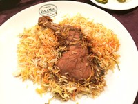 Islamic Restaurant masuk dalam daftar Bib Gourmand Singapura. Restoran legendaris ini menyajikan nasi biryani ayam dan domba sejak 95 tahun lalu. Kelezatannya diakui para Sultan negeri tetangga.
