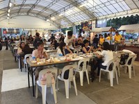 Singapore Favourite Food Village di kawasan Bugis merupakan hawker center po-up yang menghadirkan puluhan jajanan enak. Mulai dari menu tradisional seperti bak chang hingga menu kreasi seperti prata isi saus telur asin.