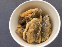 Salted egg fish skin buatan Eatzi Gourmet jadi menu favorit kami di Dining in the Garden City. Krenyes kulit ikan salmon goreng ternyata enak dipadukan dengan saus telur asin kering. Tambahan daun kari, potongan cabai merah, dan garam gula bikin rasanya makin enak!