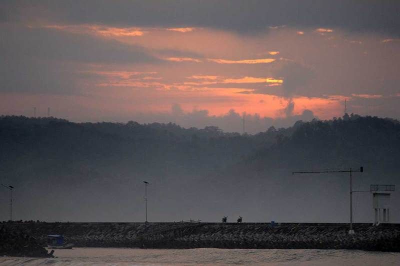 Potret Sunrise Oranye Yang Dahsyat Di Pantai Pangandaran