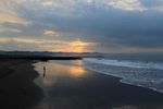 Potret Sunrise Oranye yang Dahsyat di Pantai Pangandaran