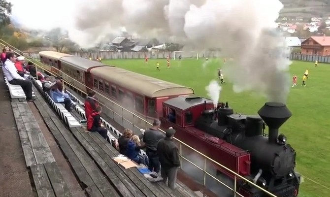 Lapangan-lapangan Sepakbola Paling Unik, Dilewati Kereta Api & Terapung di Laut