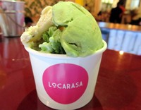 Locarasa yang berada di Kemang menyajikan 16 jenis rasa gelato enak. Salah satu yang wajib di cicip adalah gelato rasa klepon dan martabak. Dengan tekstur yang lengket dan legit, es yang stau ini wajib Anda coba.