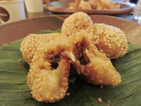 Onde-onde yang kenyal dengan isian suwiran rendang memiliki rasa gurih manis. Cocok untuk jadi camilan!