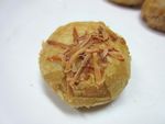 Enaknya Ngemil Pia Premium dengan Isian Keju Edam dan Peanut Caramel