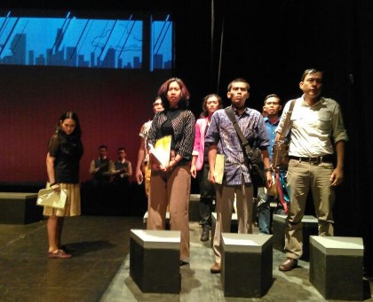 Pentas Lakon Visa: Kecemasan di Ruang Tunggu