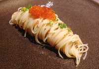 Menu starter lainnya berupa Orange Sparkle Angel Hair, gulungan pasta angel hair yang memakai kombu. Sajian dilengkapi tobiko, minyak truffle dan hiasan silver leaf. Sensasi krenyes tobiko menambah kenikmatan menyantap pasta aromatik.