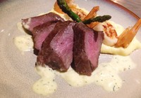Surf n Turf jadi hidangan utama. Chef asal Australia ini memadukan steak tenderloin empuk bersama udang, scallop, dan asparagus. Steak diberi guyuran Garlic White Wine Sauce dan pelengkap mashed potato.