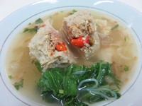 Bakso yang lembut kenyal ini berisi cincangan daging dengan campuran ulekan cabai. Semakin mantap saat ditambahkan dengan cabai rawit utuh. Hmm, pedas mantap!