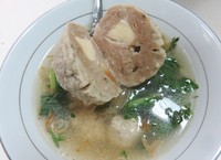 Bakso berukuran agak besar ini berisi potongan keju yang gurih. Dipadukan dengan beberapa bakso polos dan beberapa potong sawi hijau.