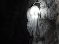 Di dalam perut gua memang tak ada penerangan, sehingga setiap turis akan dibekali senter sebelum bertualang ke dalam gua (Kurnia/detikTravel)