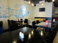 Berada di kawasan Panglima Polim, interior Gyros Alley didominasi warna biru dan putih. Area lantai 2 lebih terang dan luas dengan dinding bata putih berhias mural biru muda cantik.