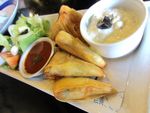 Gyros Souvlaki Lamb dan Greek Salad yang Enak dan Sehat Ada di Sini