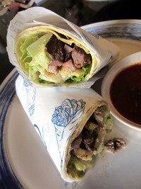 Tampilan Gyros Souvlaki mirip kebab. Roti pita membungkus gyros atau fillet daging domba yang dipanggang horizontal di atas arang. Dagingnya lembut karena telah dimarinasi 42 jam. Pelengkap lain adalah saus tzaziki, kentang goreng, selada, dan tomat.